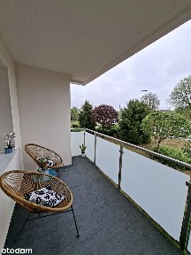 Jasne mieszkanie dogodny parter, obszerny balkon,duża piwnica w cenie.