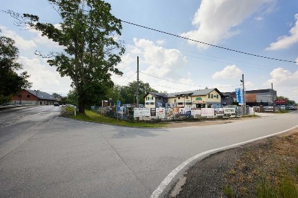 Budynek handlowo - usługowo - magazynowy 280m2. Świetna lokalizacja blisko drogi ekspresowej. Stan bardzo dobry.