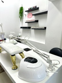 Stanowisko dla stylistki paznokci w centrum miasta