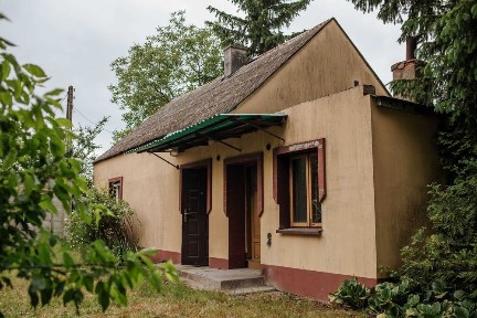 Dom nad lasem z działką i zabudowaniami gospodarczymi, Lisice, gm. Dąbie