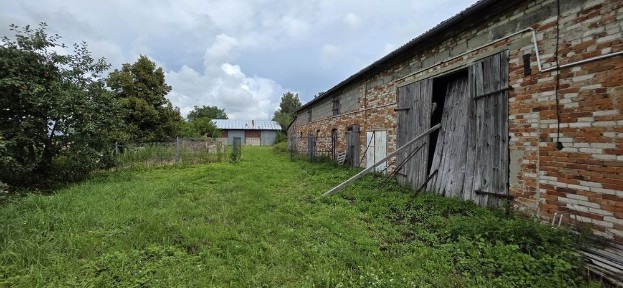 Dom i zabudowania gospodarcze po gospodarstwie rolnym