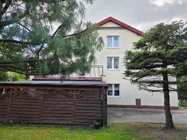 Dom z garażem, ogrodem i tarasem