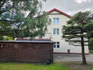 Dom z garażem, ogrodem i tarasem