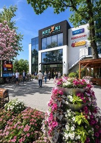 Do wynajęcia duża powierzchnia handlowa + fryzjer + lokal po pierogarni.