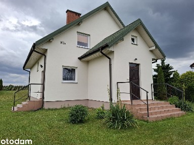 Dom jednorodzinny z dużą działką, budynkiem garażu w spokojnej okolicy