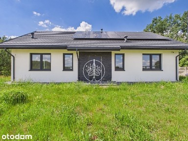 Nowoczesny dom parterowy z fotowoltaiką.