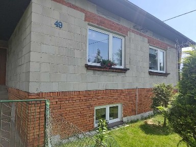 Dom wolnostojący wraz z budynkiem gospodarczyk i działką.