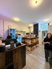 Odstępy działający lokal gastronomiczne Sushi Pizza
