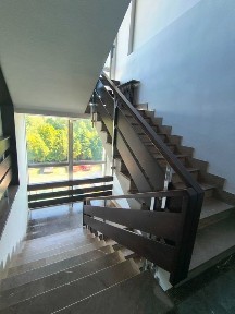 Przestronny Lokal biurowy modułowy z aneksem kuchennym i meblami