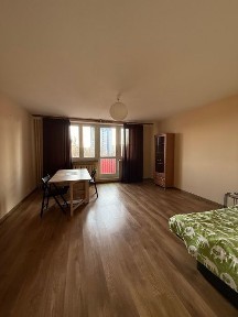 Duża kawalerka z oddzielną kuchnią i balkonem
