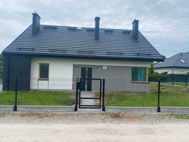 Nowoczesny dom wolnostojący blisko natury przy ul. Białogońskiej w Kielcach.