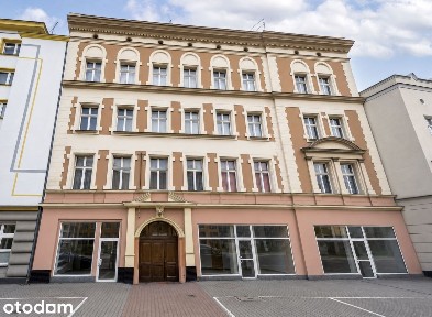 Ruchliwa ulica I Centralne miejskie I Duża witryna