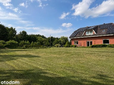 Dom jednorodzinny z pompą ciepła, fotowoltaiką i dużą działką.