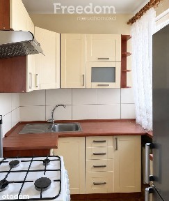 2 pokoje z balkonem i komórką na piętrze.