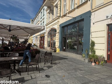 Lokal w sercu Starego Miasta z witryną