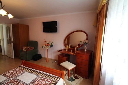 Na sprzedaż komfortowe, w pełni umeblowane mieszkanie 61,90 m² - Sanok, kuchnia, 2 pokoje, łazienka z WC, balkon i piwnica