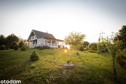 drewniany domek nad jeziorem