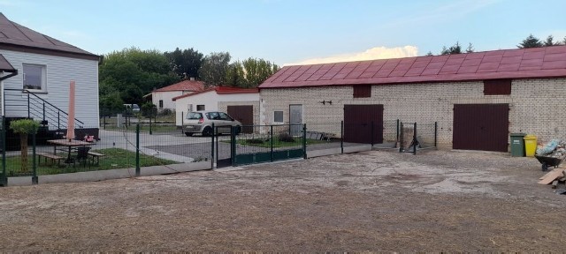 Dom z budynkami gospodarczymi