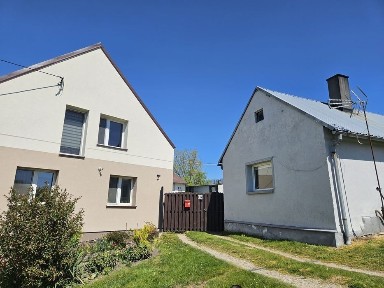 Siedlisko z dwoma budynkami mieszkalnymi na dużej działce 3200m2.