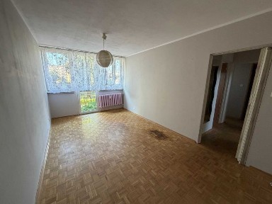 Mieszkanie na wysokim parterze w Bloku przy ul. Chrobrego w Żarowie.