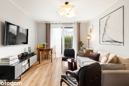Stylowe, garderoba, balkon z widokiem na zieleń