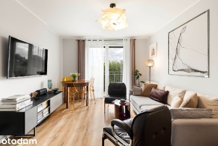 Stylowe, garderoba, balkon z widokiem na zieleń