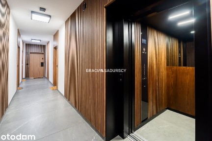 Nowoczesny jasny apartament w otoczeniu zieleni