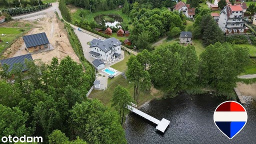 Obiekt hotelowy nad jeziorem na Mazurach.