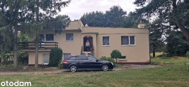 Dom wolnostojący z garażami na sprzedaż