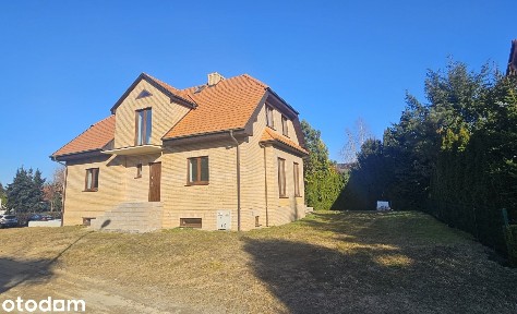 Budynek mieszkalny jednorodzinny w centrum Borówca z dwoma garażami