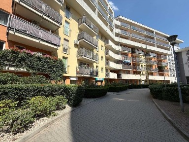 Lokal, usługi, witryna, parter, prąd, woda, ogrzewanie, parking, tramwaj