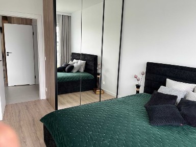 Wysoki standard nowoczesny słoneczny apartament z ogródkiem