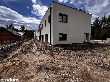 Ogród 380mkw | skrajny bliźniak | światłowód | las za oknem w salonie