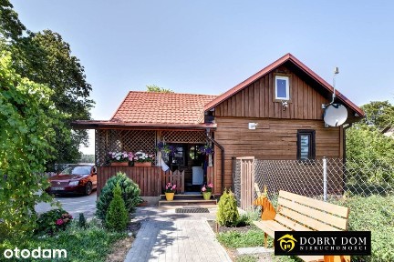 Dom wolnostojący nieopodal bociek