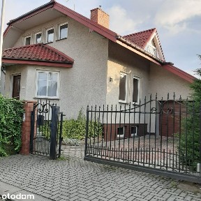 Wolnostojący dom w Częstochowie z garażem