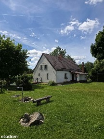 Dom wolnostojący z dużym ogrodem.