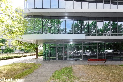 Lokal witrynowy na parterze w nowoczesnym biurowcu