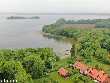 Unikalny dom nad jeziorem na Mazurach na szlaku.