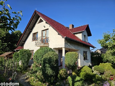 Dom z podwójnym garażem i z dużym ogrodem