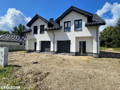 Dom w zabudowie bliźniaczej z garażem w bryle