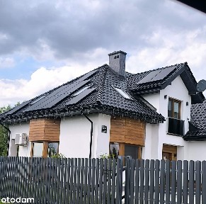 Wolnostojący dom z garażem i klimatyzacją i fotowoltaiką