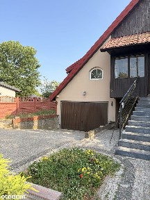 Wolnostojący dom z garażem blisko miasta dla rodziny lub na biuro.