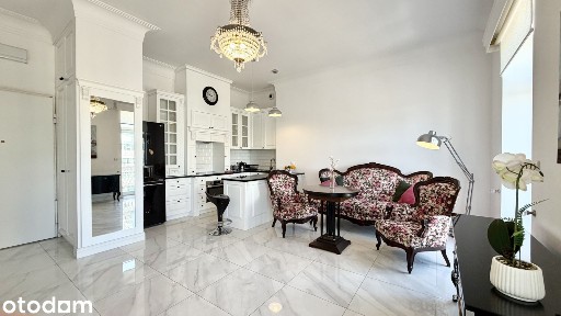 Kamienica z 1868r po rewitalizacji 2 pokoje, winda, balkon, umeblowane