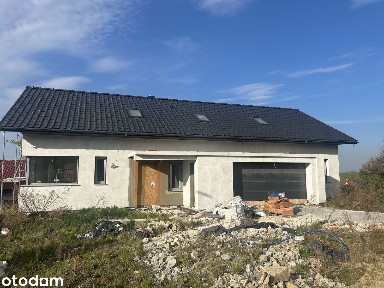 Wolnostojący dom z garażem w Strzelinie