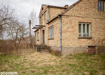 Dom z 1945 roku - solidna konstrukcja, duży potencjał.