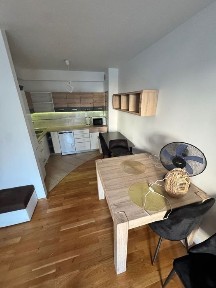 Mieszkanie z bardzo dużym balkonem dostępne do pilnego wynajęcia, oglądania i wprowadzenia się w dowolnym momencie.