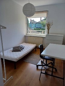 Jeden niezależny pokój z balkonem w świetnej lokalizacji na Piątkowie.