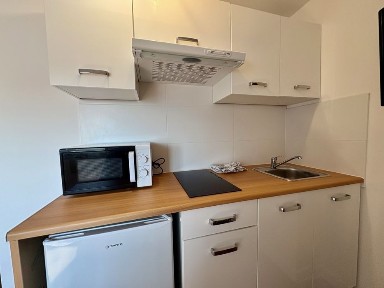 Chopina 7 Gliwice,Kawalerka z mediami 2100 zl całość, bez prowizji