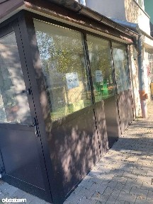 Lokal usługowy na parterze z witryną i parkingiem