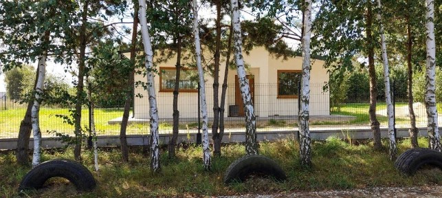 Nowoczesny dom parterowy w stanie deweloperskim, las, Jeziorsko